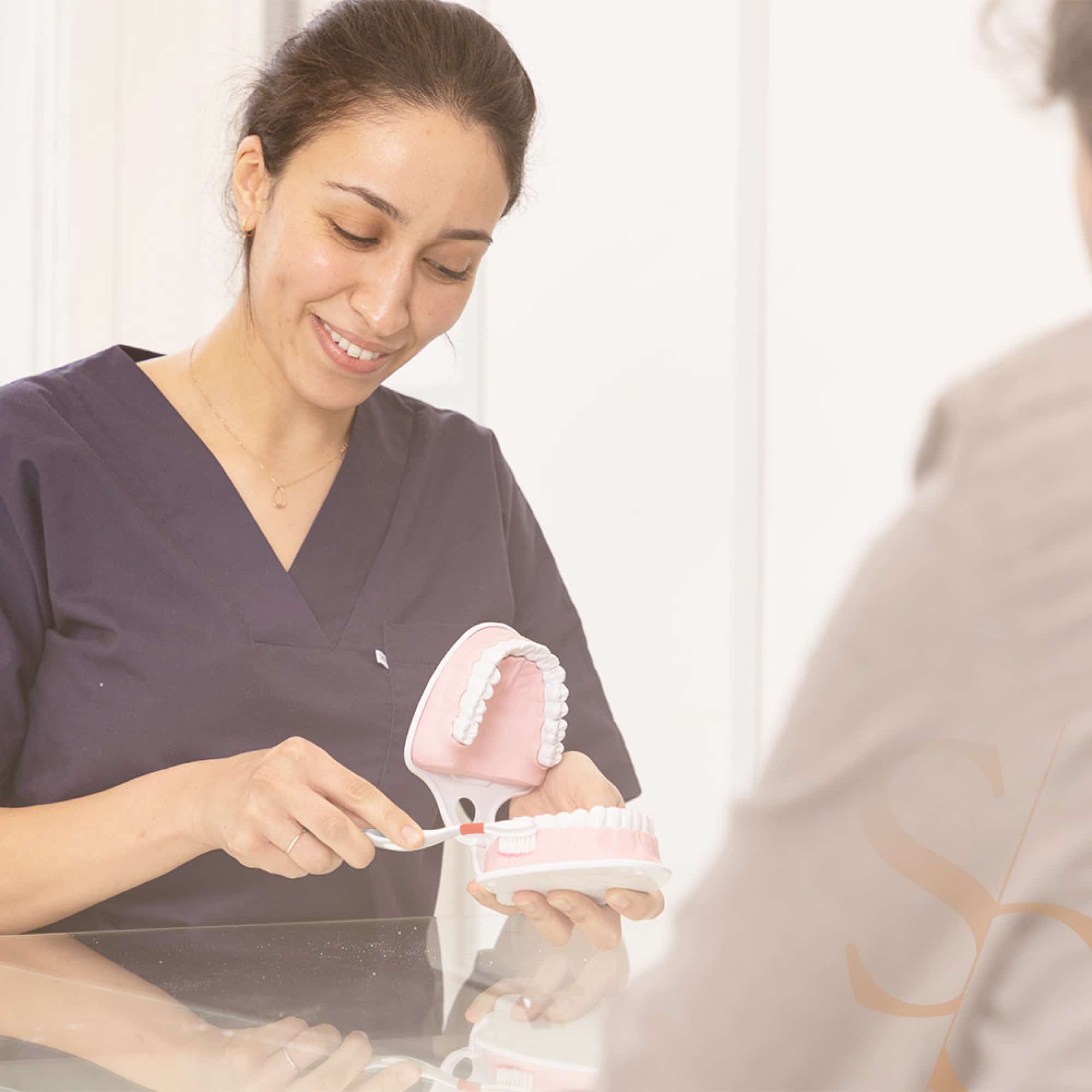 Bilan parodontal et exament bucco-dentaire | Clinique dentaire Sana Oris Paris 8