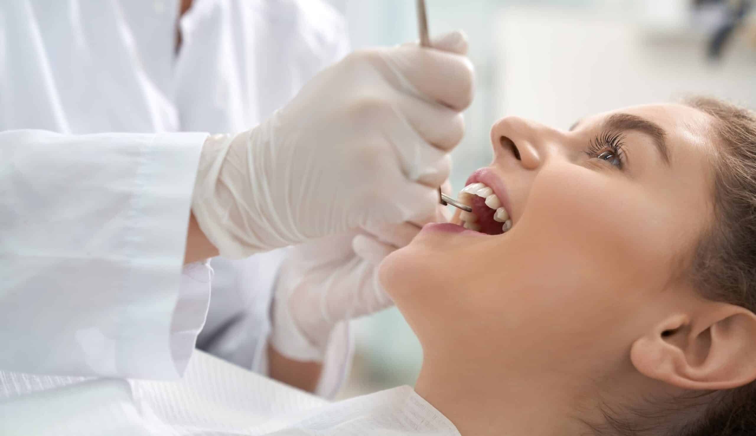 Quand l'implant est-il nécessaire pour la pose de couronne ? | Clinique dentaire Sana Oris | Paris 8