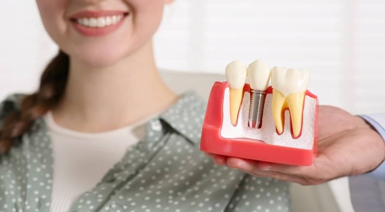 Quel est l'importance du suivi médical après une pose d'implant dentaire ? | Clinique dentaire Sana Oris | Paris 8